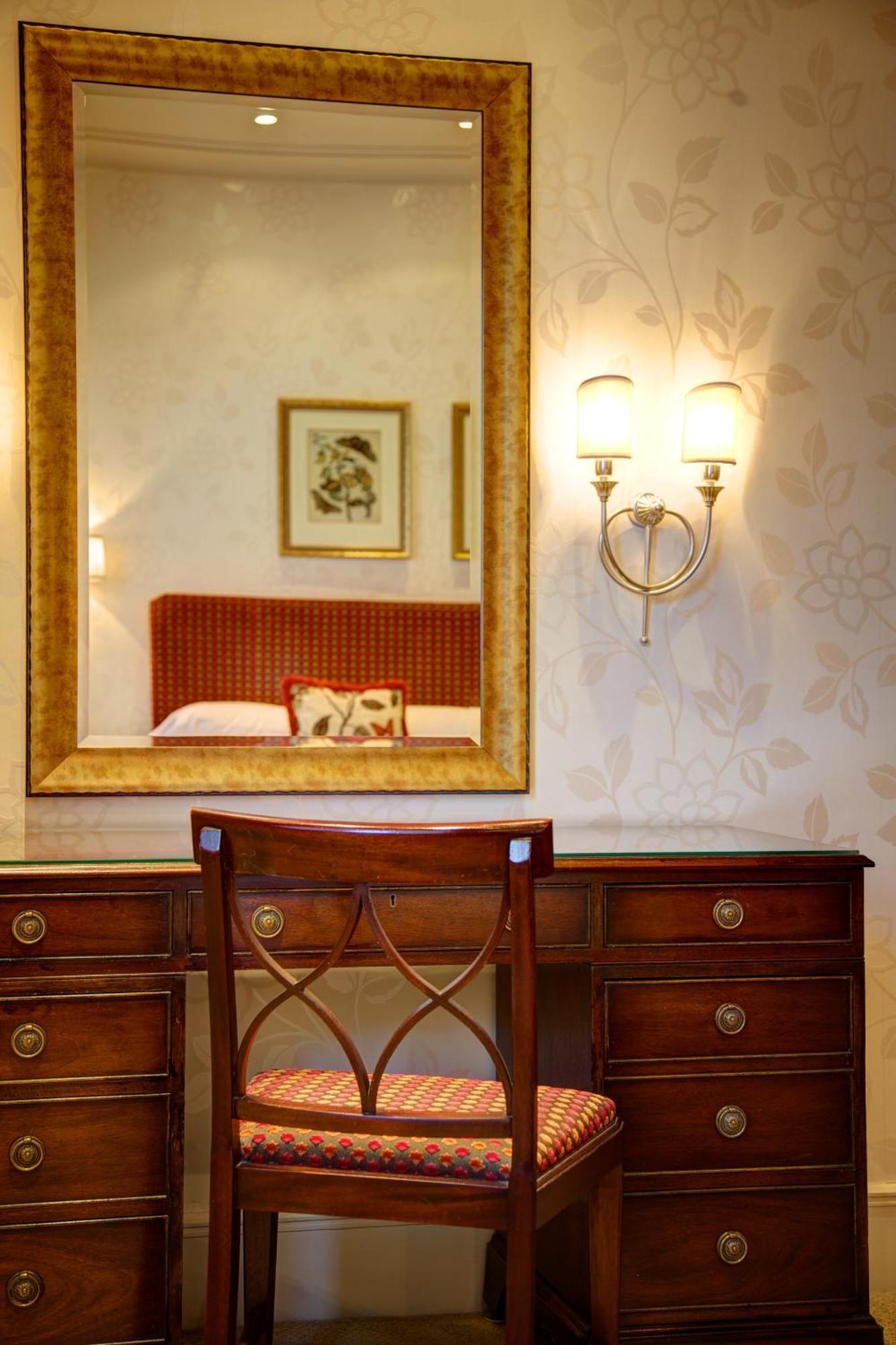 The Chester Grosvenor Exterior foto A wall light
