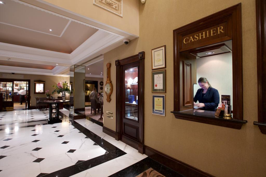 The Chester Grosvenor Exterior foto A cashier at a hotel