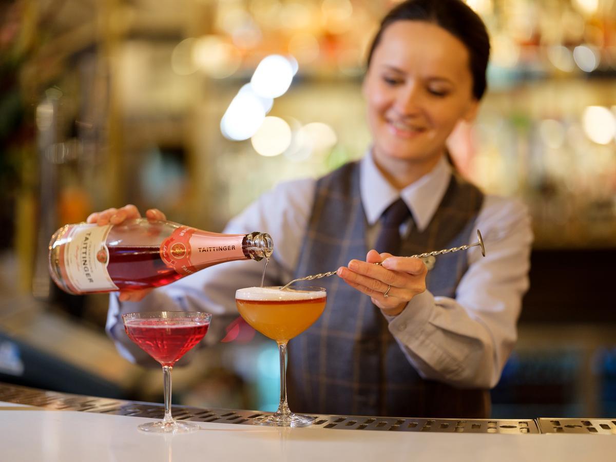 The Chester Grosvenor Exterior foto A bartender at work